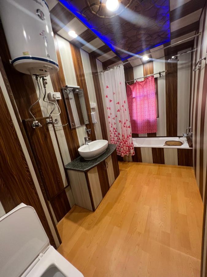 ホテル Aristotle Group Of Houseboats & Transportation Srīnagar エクステリア 写真